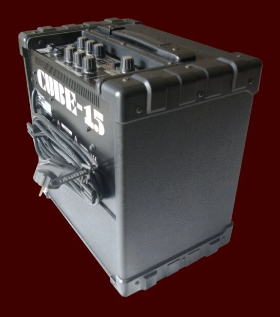 Seitenansicht vom Roland Cube 15