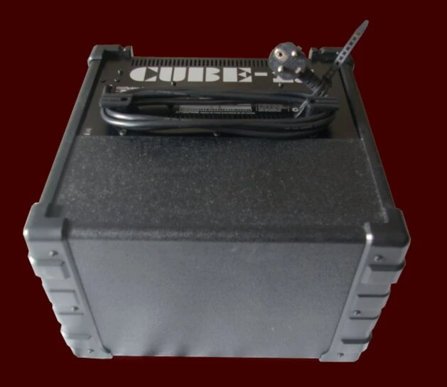 Bodenansicht vom Roland Cube
