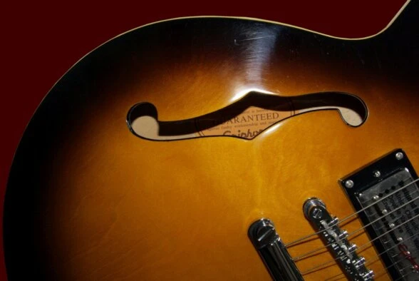 Nahaufnahme Epiphone Halbresonanz - F-Loch
