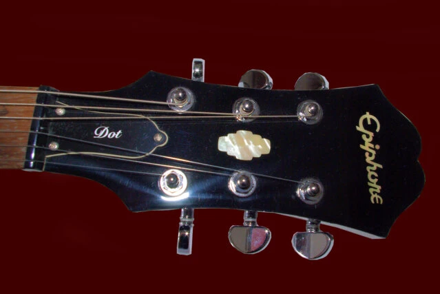 Nahaufnahme von Epiphone DOT-Gitarre